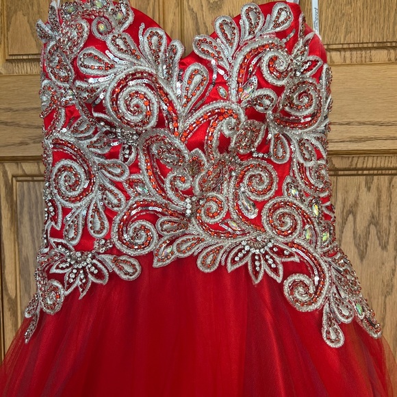 Tony Bowls Like New Beutiful Red Prom Dress, Size 2 - Picture 3 of 16